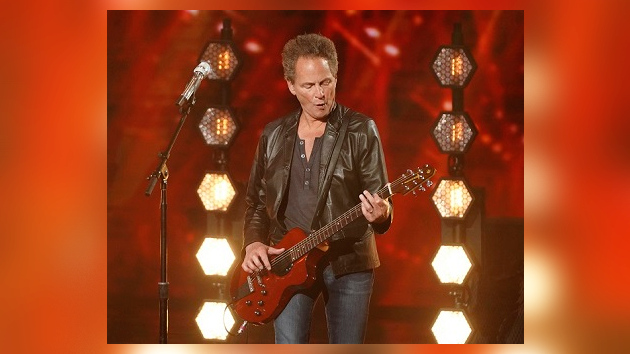 m_lindseybuckingham630_onamericanidol_060821