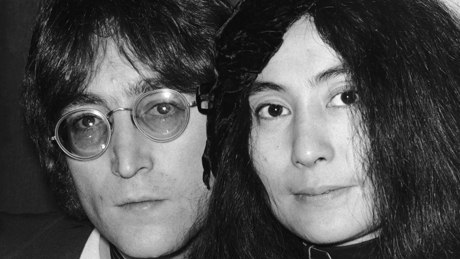 getty_johnlennon26yokoono_010323