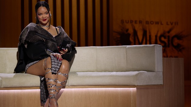 getty_rihannasuperbowl_0209823632489