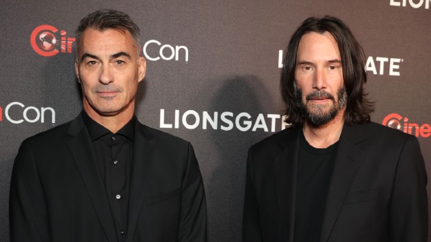 e_chad_stahelski_keanu_reeves_03272023601544