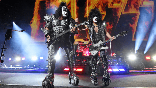 getty_kiss_041023661070