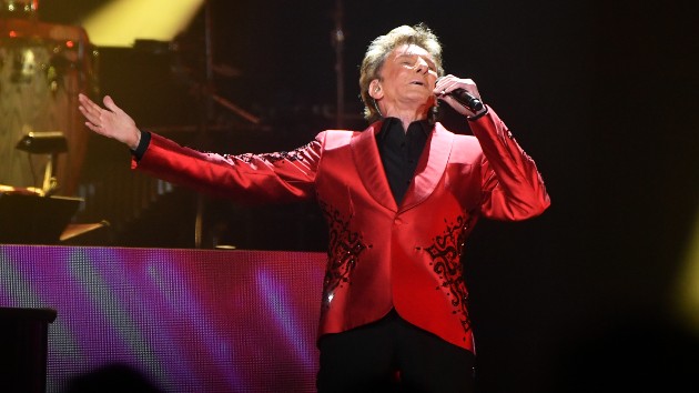 getty_barrymanilow_043023428392