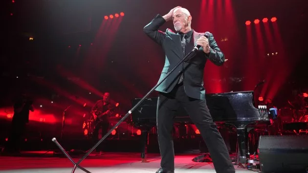 getty_billyjoelstanding_060123957814