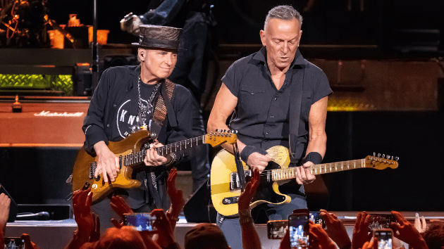 getty_brucespringsteennilslofgren_070723793444