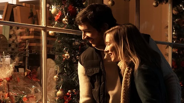 getty_christmas_couple_07122023356779