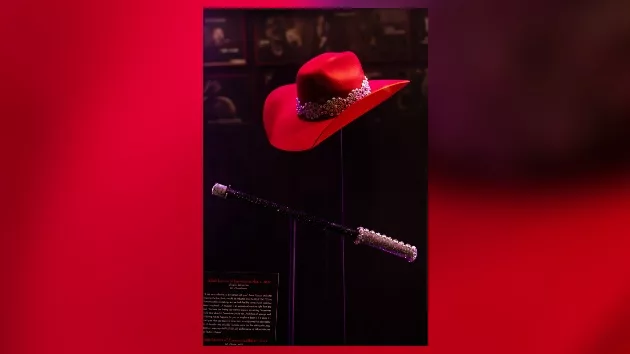 m_rrhof_annielennoxhat_0920238975