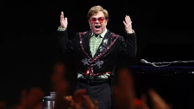 getty_eltonjohnonstage_102423607153
