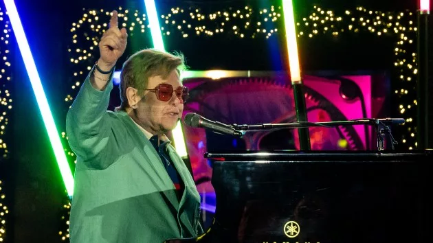 getty_eltonjohnsaksxmasshow_110923867238