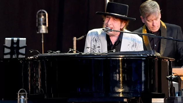 getty_bobdylan_012324736645