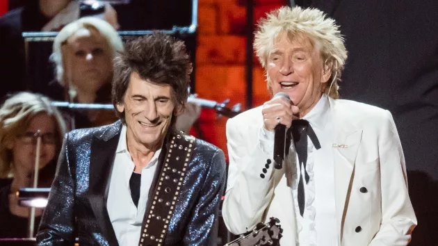 getty_rodstewartronniewood_022024158328