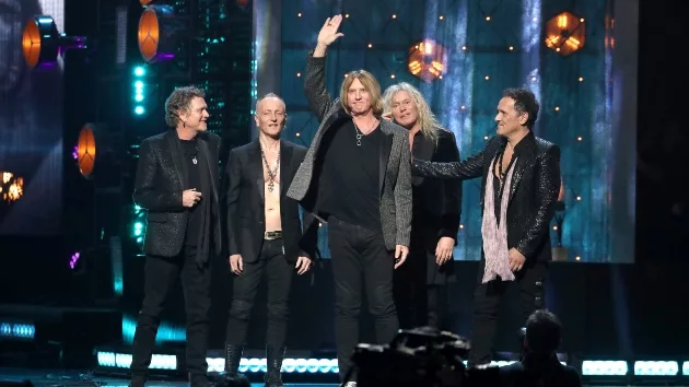 getty_defleppard_032124558788