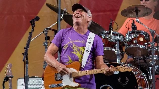 getty_jimmybuffett_050624978014