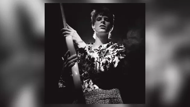m_davidbowierockinrollstar_032124374352