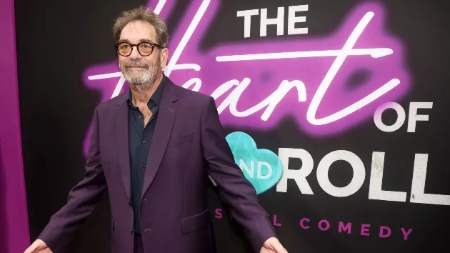 getty_hueylewis_061724392926