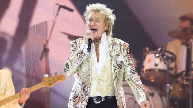 getty_rodstewartonstage_070824646734