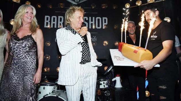 getty_rodstewartwolfiesparty_080524_0566628