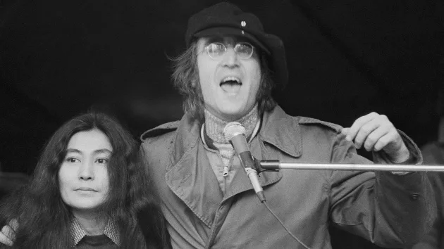 getty_johnlennonyokoono_083034807893