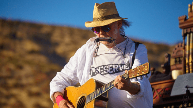 m_neilyoungharvestmoon_090424642251