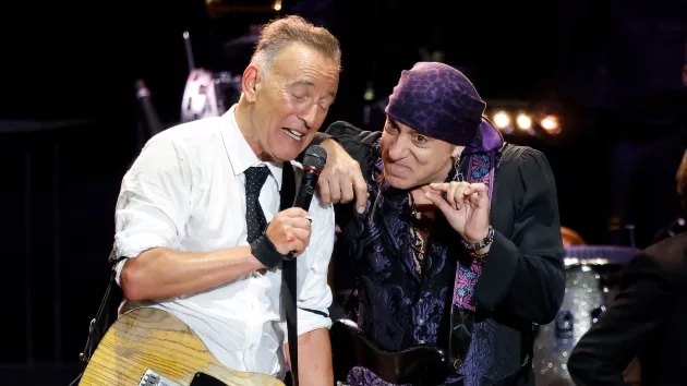 getty_brucespringsteenstevievanzandt_101724697230