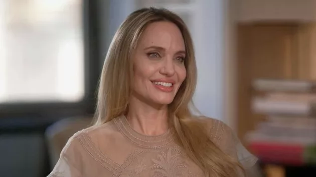 e_angelinajolieabc_112124119726