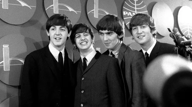 getty_beatlesinairport_112524176094