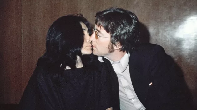 getty_johnlennonyokoono_120424981090