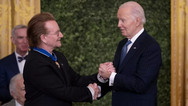 getty_bonoandbidenmedaloffreedom_010625526810
