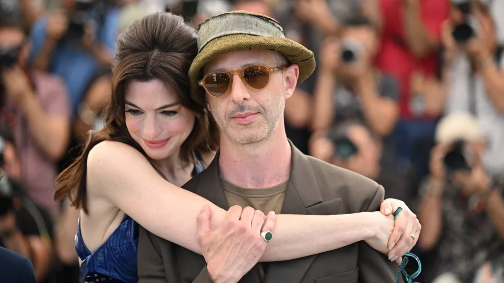 getty_annehathawayjeremystrong_01062537484