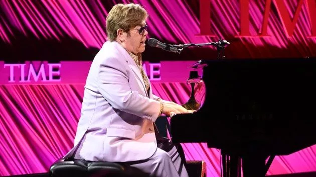 getty_elton20john20at20piano20pink_01082564760