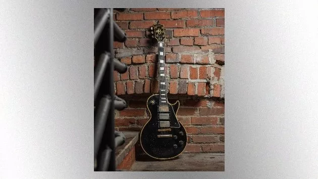 m_ericclaptongibsonguitar_022125358848