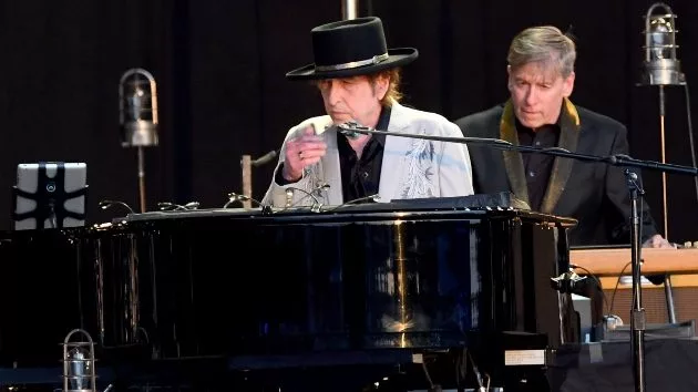 getty_bobdylan_022725159500