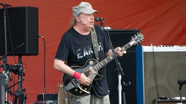 getty_neilyoung_03032567618