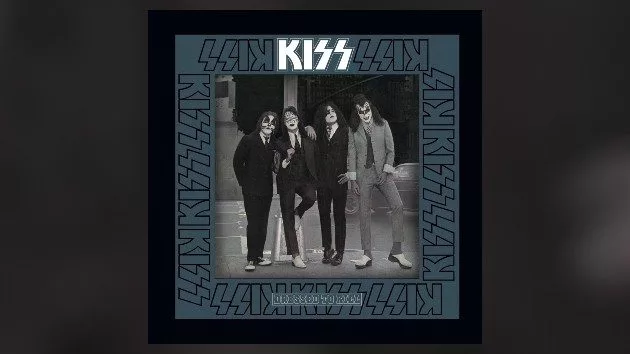 m_kissdressedtokill_032025637288