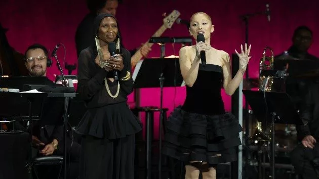 getty_arianaandcynthiawicked2cinemacon_040225731555