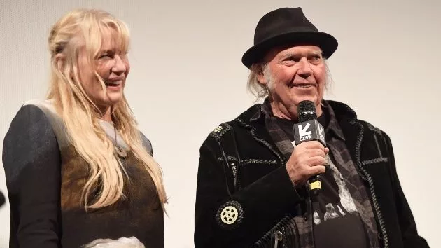 getty_neilyoungdarylhannah_041425267972
