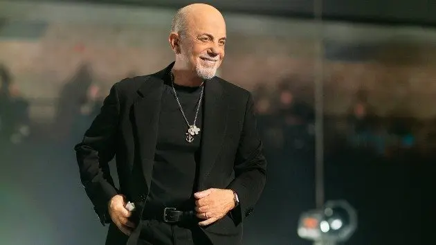 getty_billyjoelsmilingonstage_-072125738036
