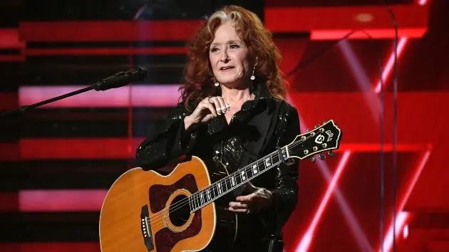 getty_bonnieraitt_012726823492
