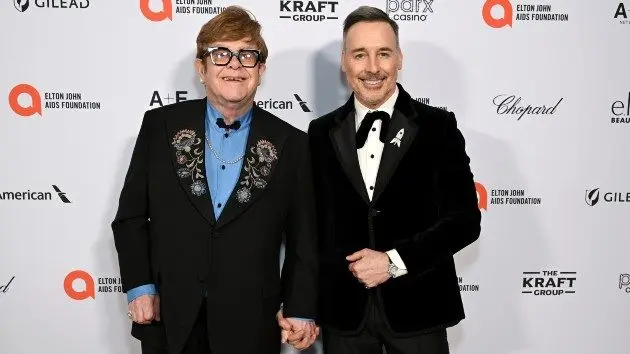 getty_eltonjohnanddavidfurnishviewingparty_030326564928