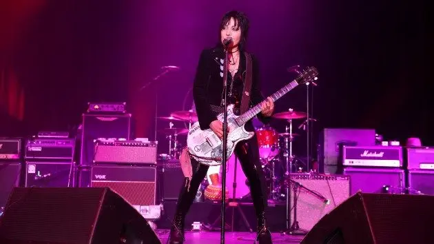 getty_joanjettonstage_080626323560