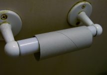 how-to-change-the-toilet-paper-roll-2