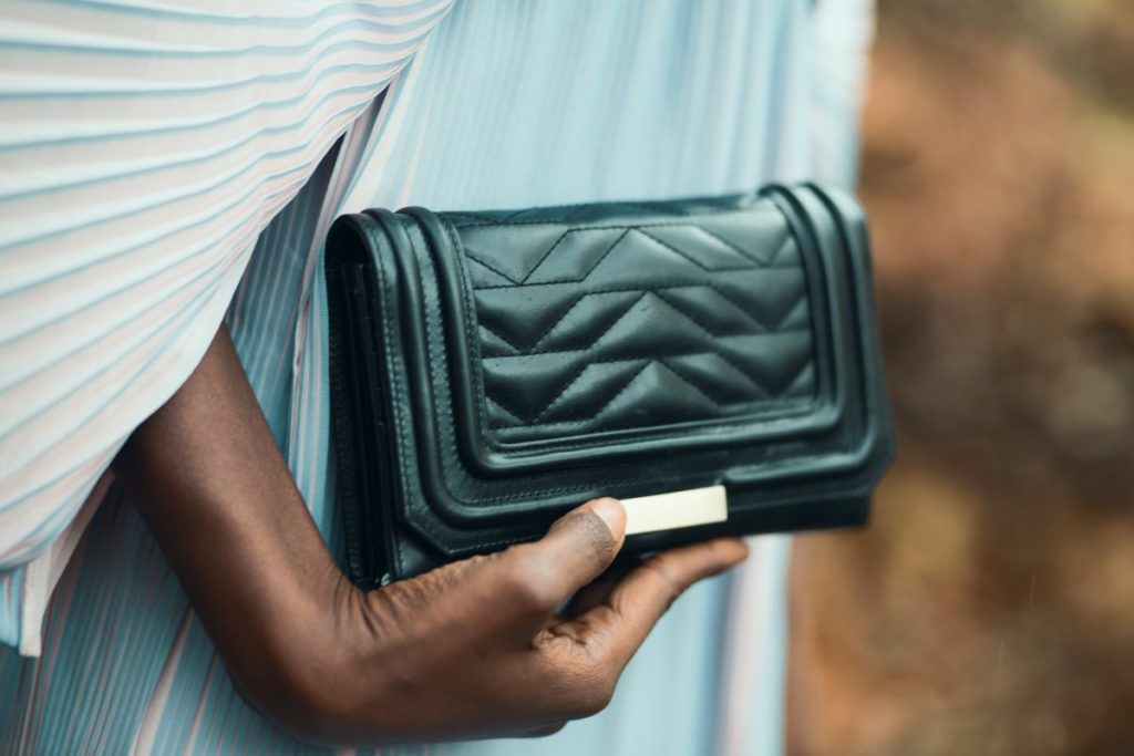 How Did She Manage To Buy Someone Else's Purse?? - Vimarsana News