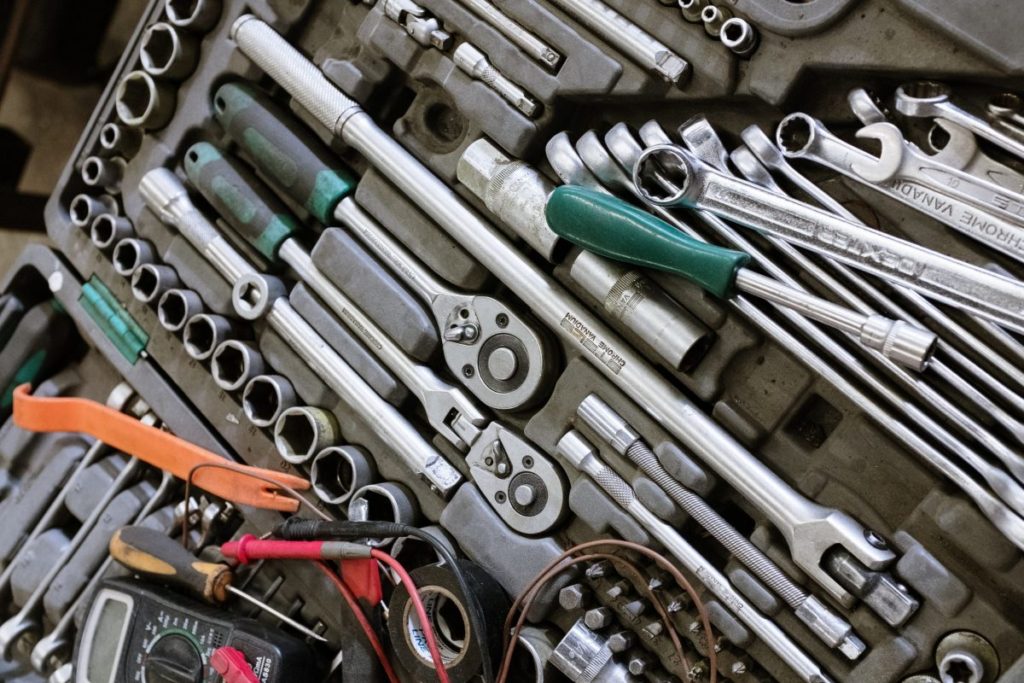 Teen Girls Transform Home Garage Into An Auto Shop - Vimarsana News