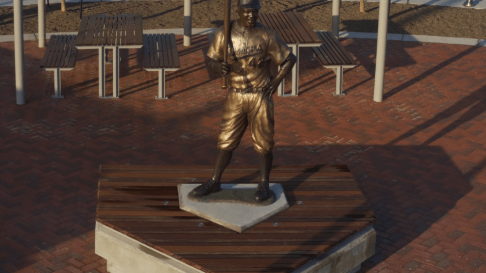 robinson-statue-png-2