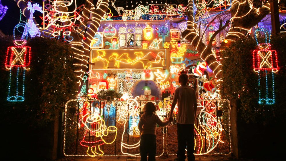 suburbia-lights-up-for-christmas