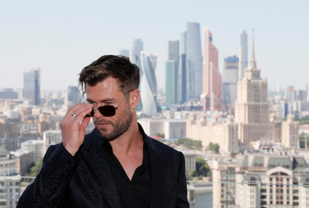 chris-hemsworth-poses-for-a-picture-during-a-photocall-for-the-film-men-in-black-international-in-moscow