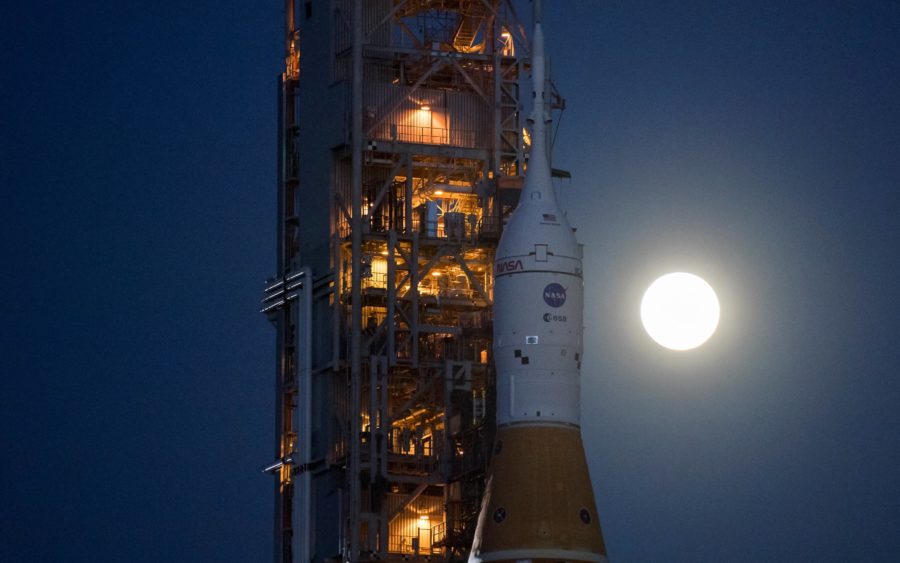 nasas-next-generation-moon-rocket-begins-its-slow-motion-journey-from-the-vab-to-its-launch-pad-at-cape-canaveral