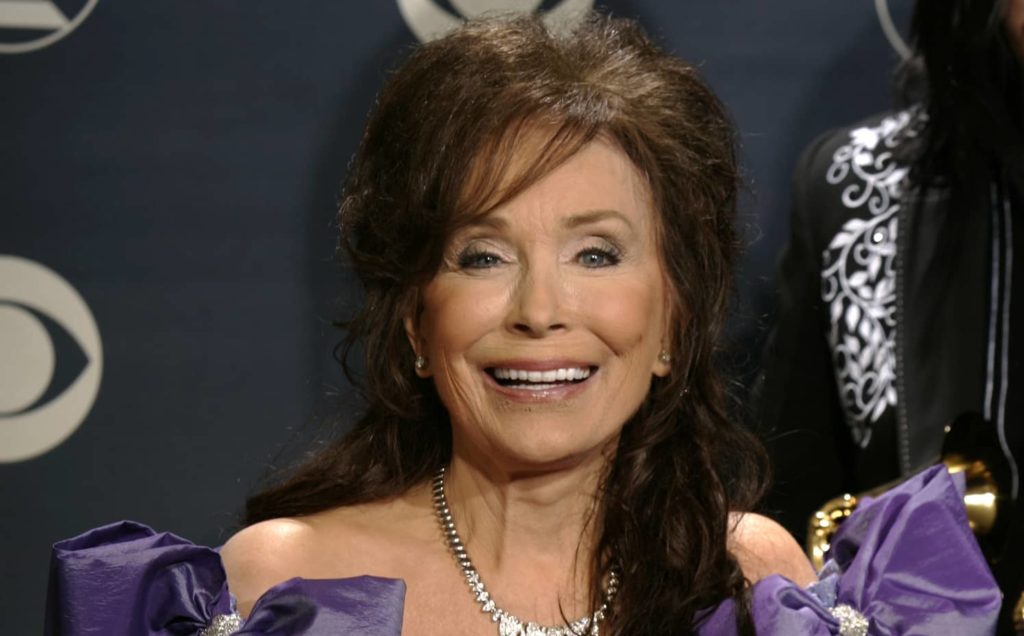 loretta-lynn-backstage-with-her-awards-at-the-47th-annual-grammy-awards