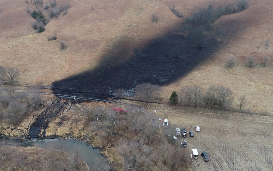 file-photo-investigators-cleanup-crews-begin-scouring-oil-pipeline-spill-in-kansas