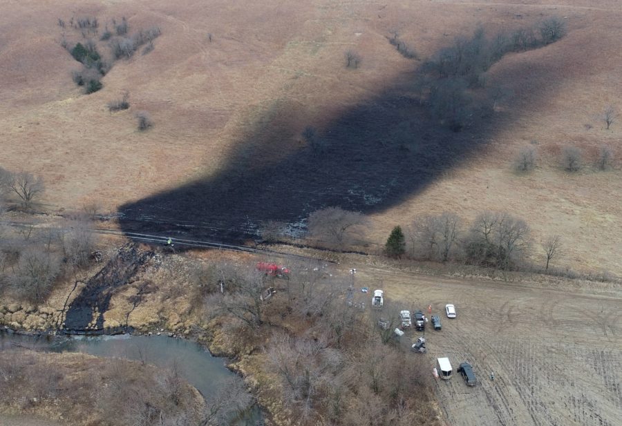 file-photo-investigators-cleanup-crews-begin-scouring-oil-pipeline-spill-in-kansas