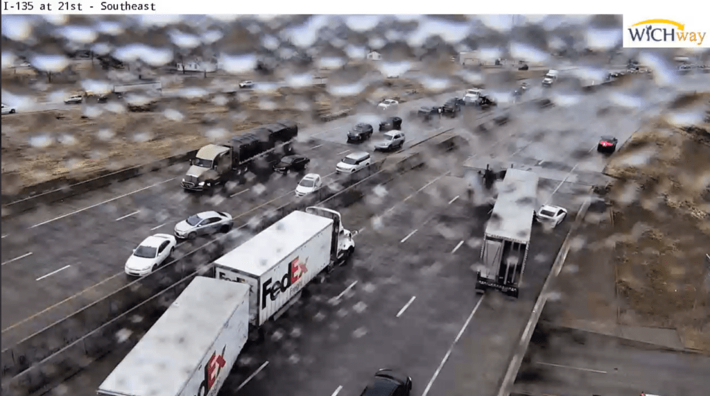 Crashes reported across Wichita area as roads become slick | 101.3 KFDI